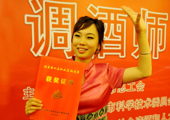美酒佳人——记调酒师大赛冠军 谭培伶(图)