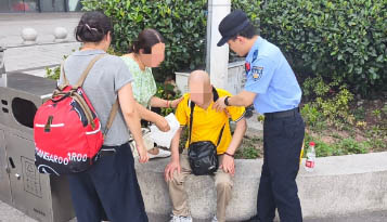 候车旅客突发晕厥！西站民辅警争分夺秒开展紧急救助